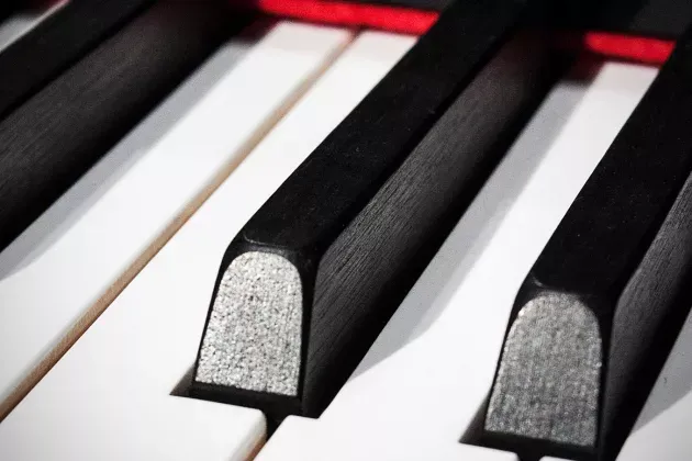 piano_webb.jpg.jpeg Piano. Foto.