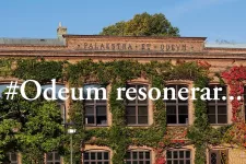 Byggnaden Palaestra et Odeum i Lund samt texten Odeum resonerar. Foto med infogad text.