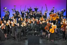 Orkestermedlemmar i konsertsal. Foto.