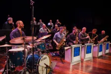 Big band spelar. Foto.