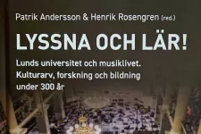 Del av omslagsbilden med blick ner för konsertsalen. Photo.