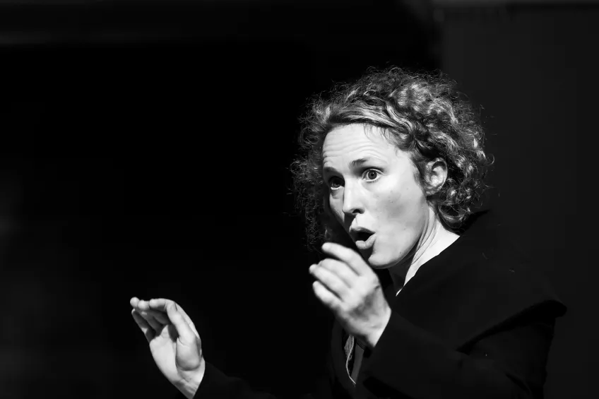 Kördirigenten Cecilia Martin-Löf vid konserten. Foto. 