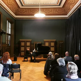Pianist Henrik Berg spelar i Kapellsalen. Foto.