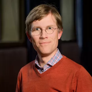 Porträtt av Tobias Lund. Foto.